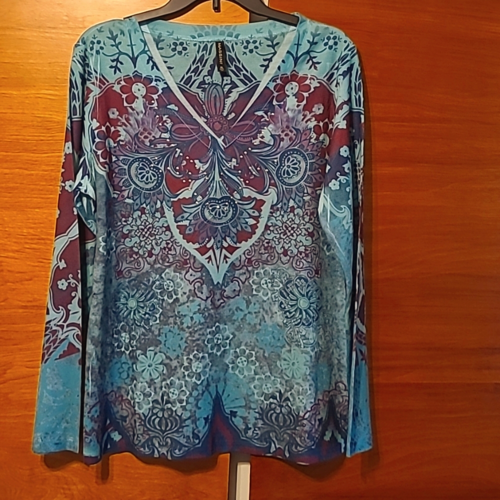 Women's long sleeved light weight v-neck top. Beautiful multi-colored Size XL